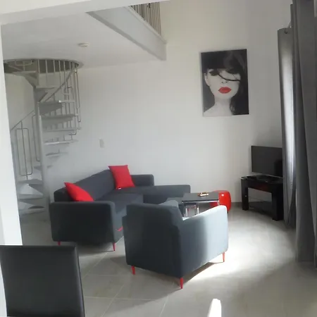 Location Saisonniere 30700 6personnes Apartment