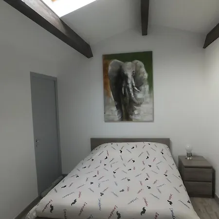 Location Saisonniere 30700 6personnes Apartment